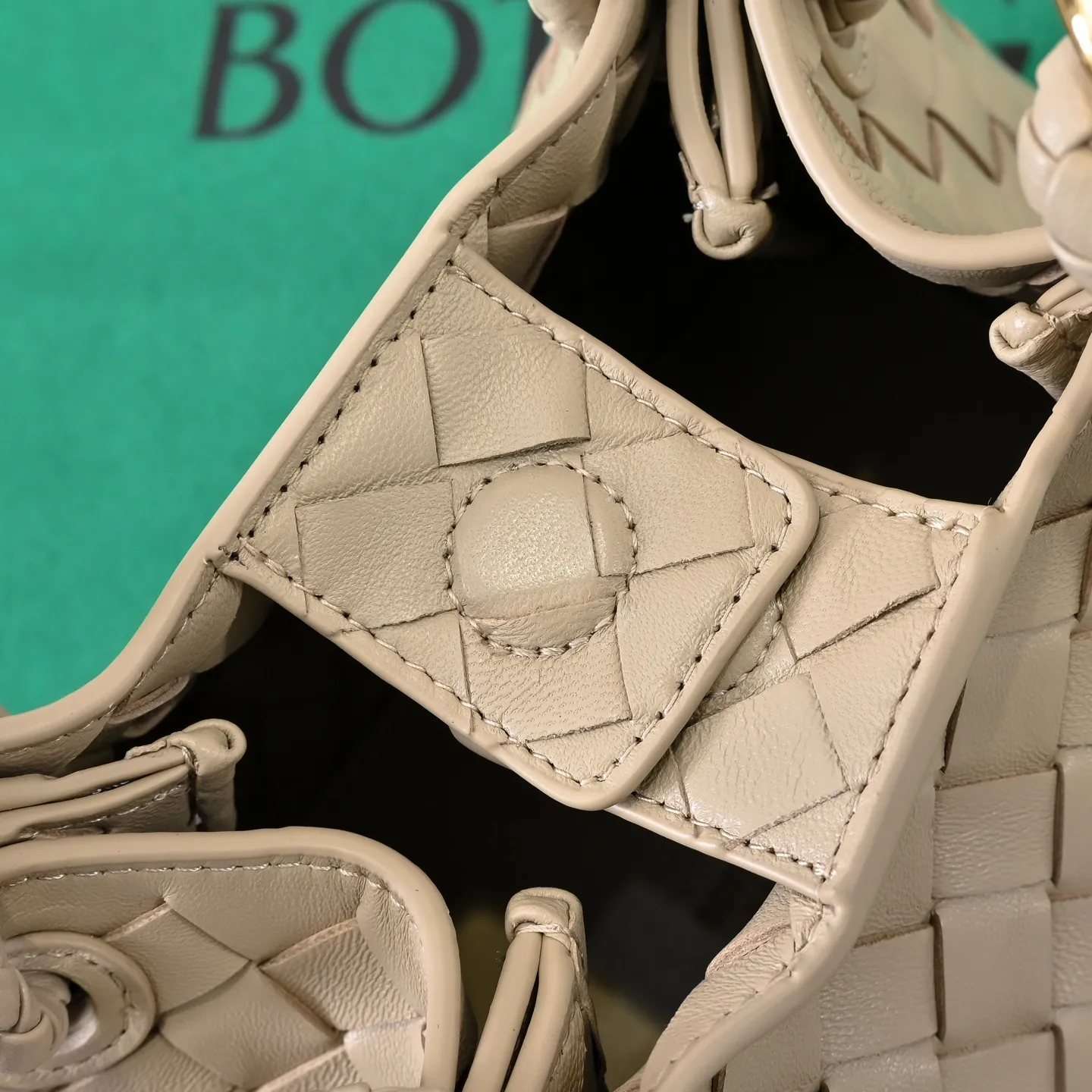 Batch 1760 BV home is new! Andiamo combines Bottega Veneta archives parachute handbags to inherit retro elements and integrate modern trends. The same style as Shu Qi's Beijing Night. It is a continuation of the classic bag. It has three functions: hand carry, shoulder and cross-body. It is embellished with metal brass knot buckles. The capacity of the small one is amazing. It can easily hold sunglasses in a box/small bottle of water/powder powder/charger and other daily necessities when going out. The upper body is versatile. Style number: 6569 Size: 21*17*16.5cm